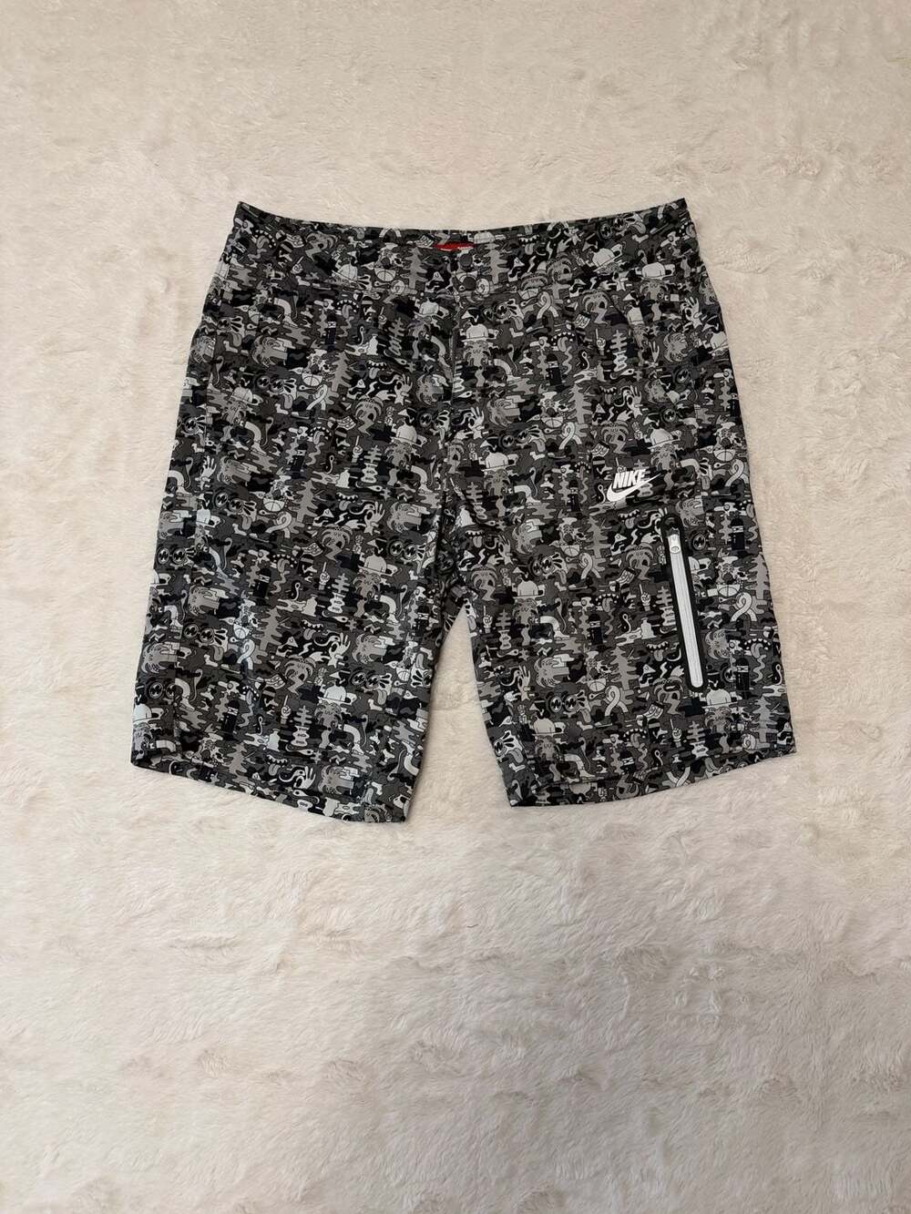 Nike Men’s Cartoon Graphic Print Board Shorts Size 34 Black Grey